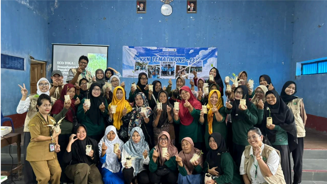 Sentuhan Kreatif Mahasiswa KKN UNS: Sulap Klobot Jagung Jadi PotCantik untuk “Apotek Hidup” Desa Kadipiro